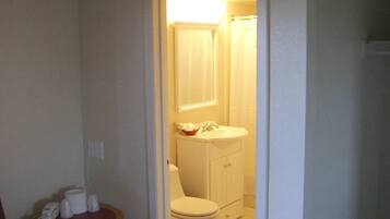 Chambre Standard, 2 lits doubles, non-fumeurs | Salle de bain | Ensemble douche/baignoire, articles de toilette gratuits, sĂšche-cheveux