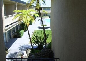 Outdoor pool - Hillsdale Inn (San Mateo)
