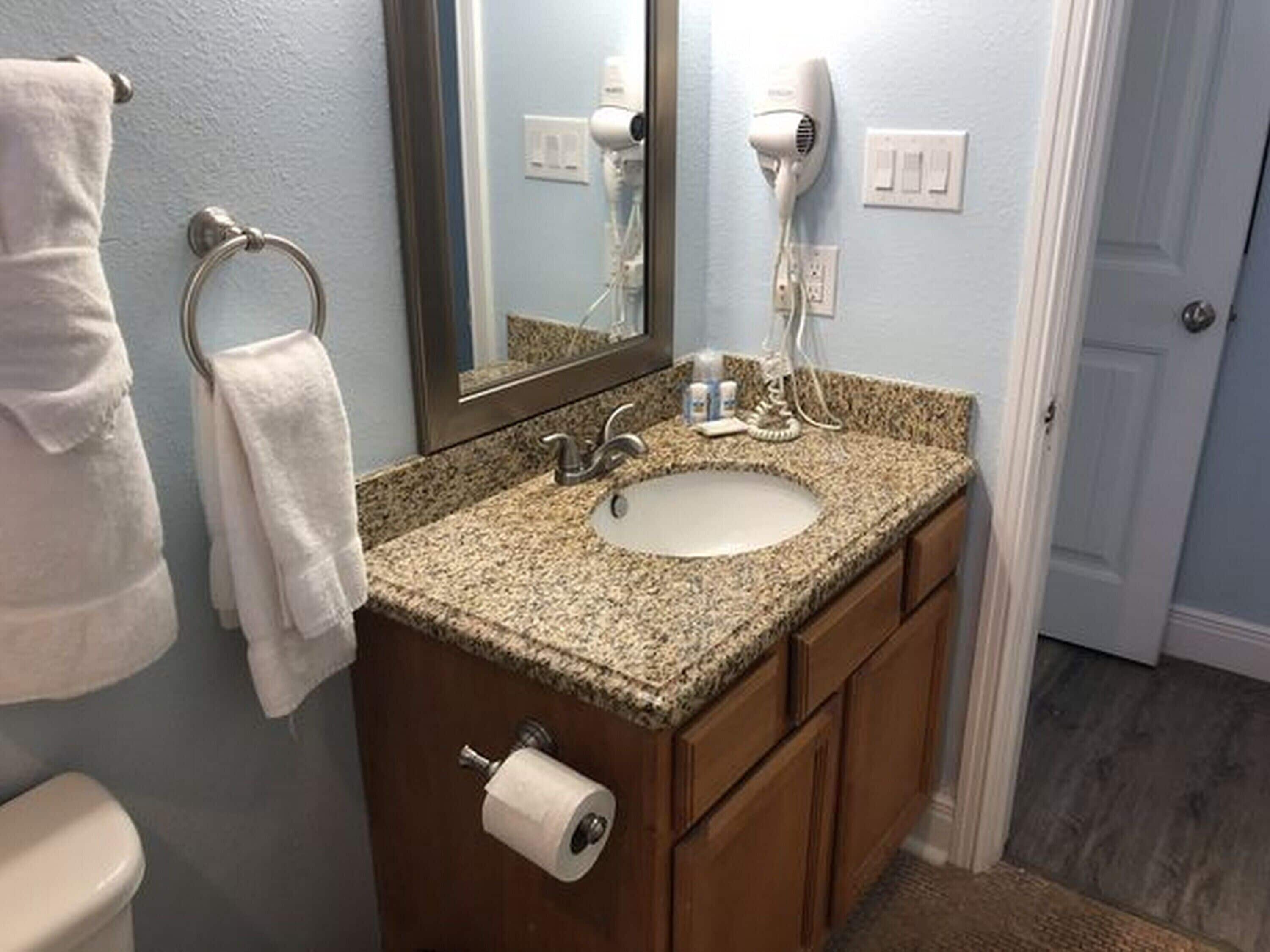 standard suite, 4 bedrooms | bathroom | combined shower/bathtub, free toiletries, hair dryer, towels