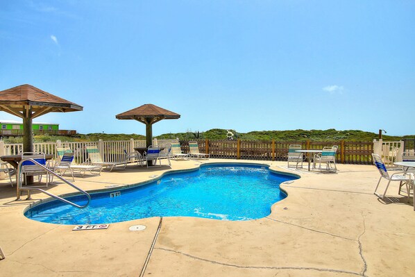 2 albercas al aire libre y alberca climatizada