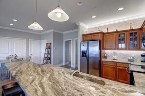 Suite Deluxe, 2 habitaciones, vista al océano | Cocina privada | Refrigerador, microondas y cafetera y tetera 