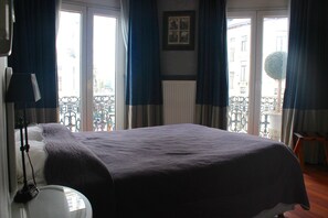 Minibar, in-room safe, desk, iron/ironing board