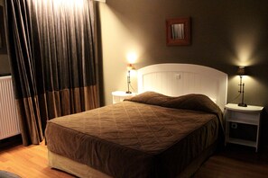 Superior Double or Twin Room, Bathtub | Minibar, in-room safe, desk, iron/ironing board - Hotel Orts (Brussels)