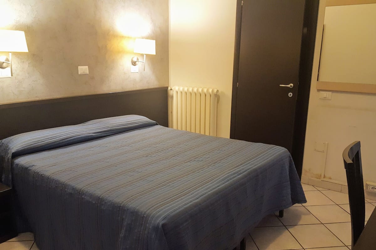 Zimmersafe, Verdunkelungsvorhänge, Bügeleisen/Bügelbrett, Babybetten