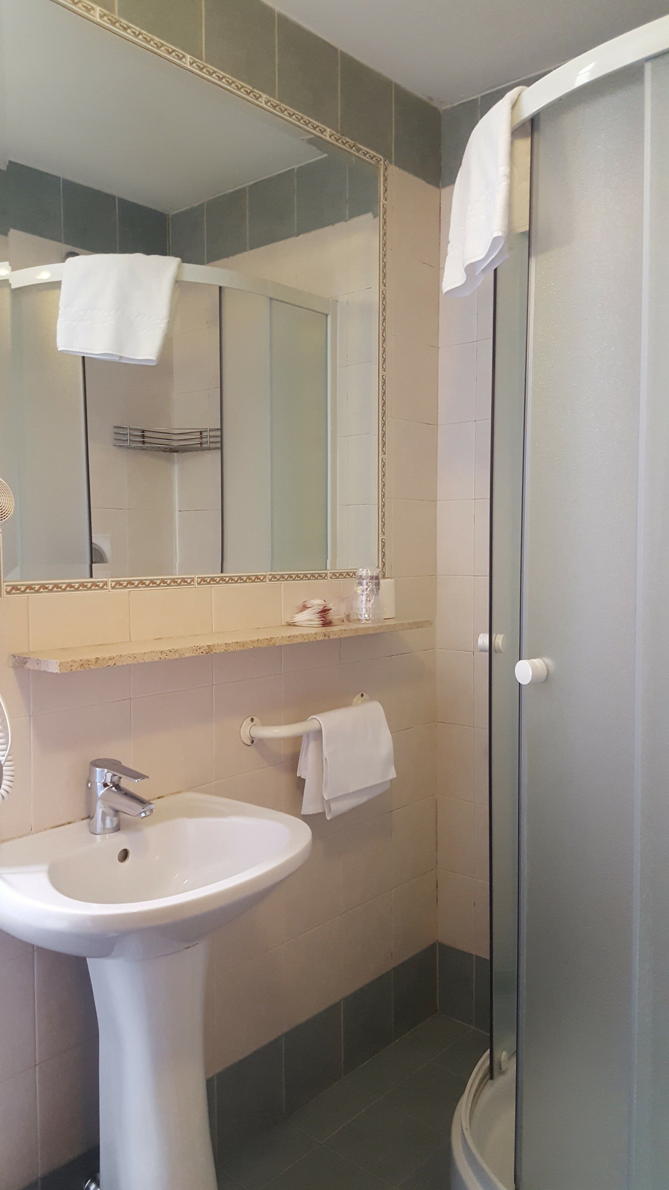 Shower, rainfall showerhead, free toiletries, hair dryer