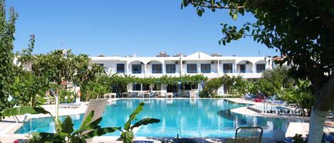 Utomhuspool och parasoller