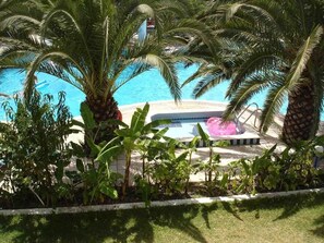 Kolam renang outdoor, dengan payung kolam renang
