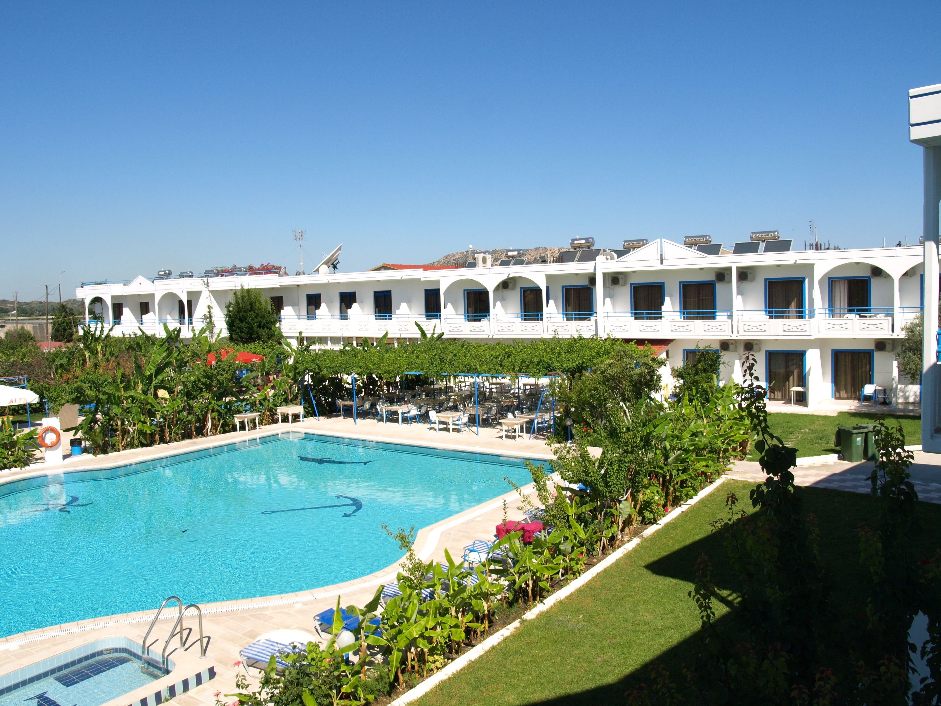 Una piscina al aire libre, sombrillas