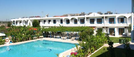 Piscine extérieure, parasols