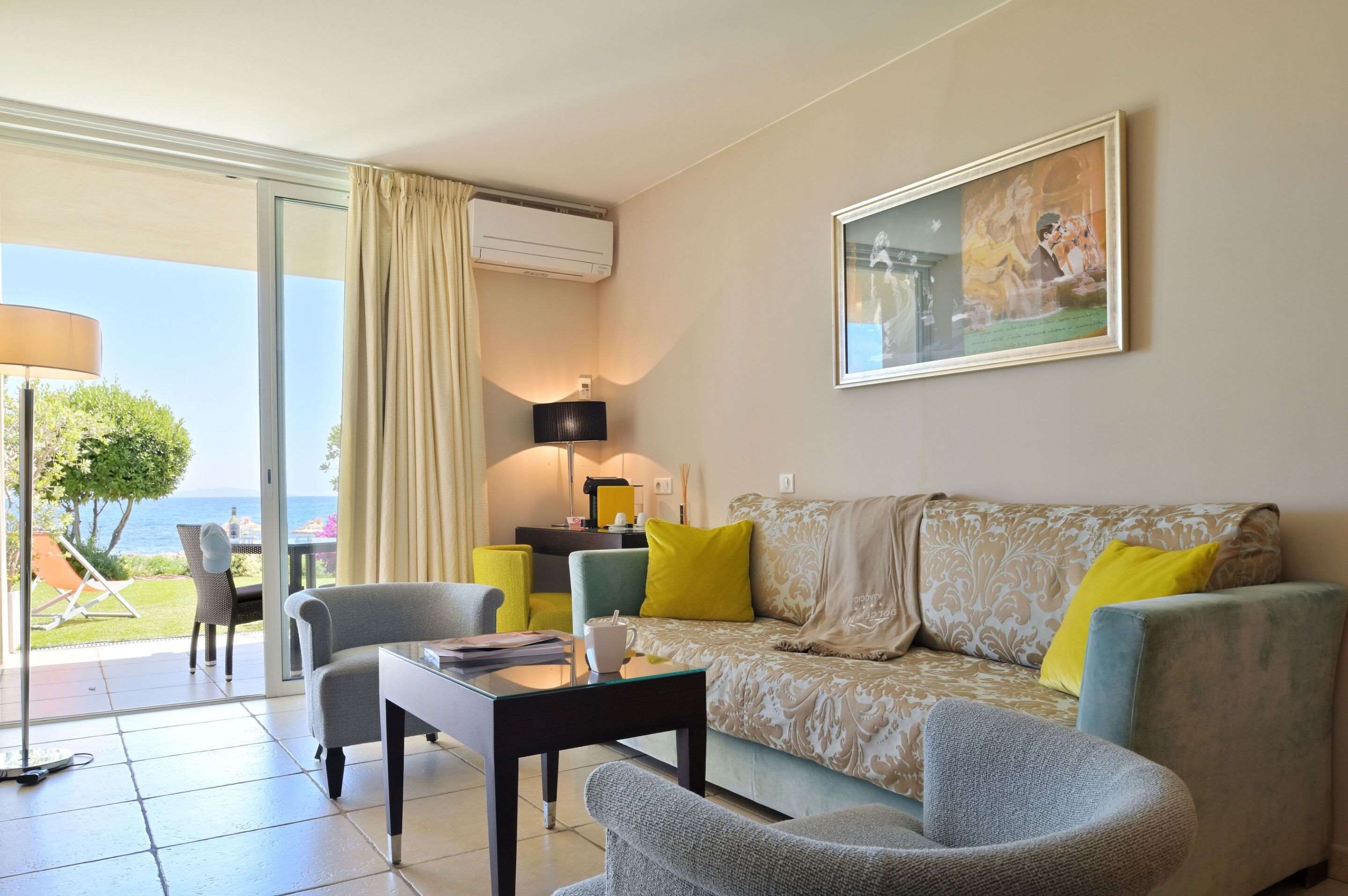 Junior Suite, Sea view | ミニバー、セーフティボックス (室内)、デスク、遮光カーテン