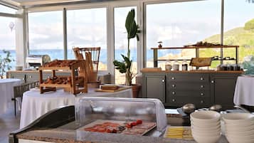 Café da manhã com buffet todos os dias (EUR 27 por pessoa)