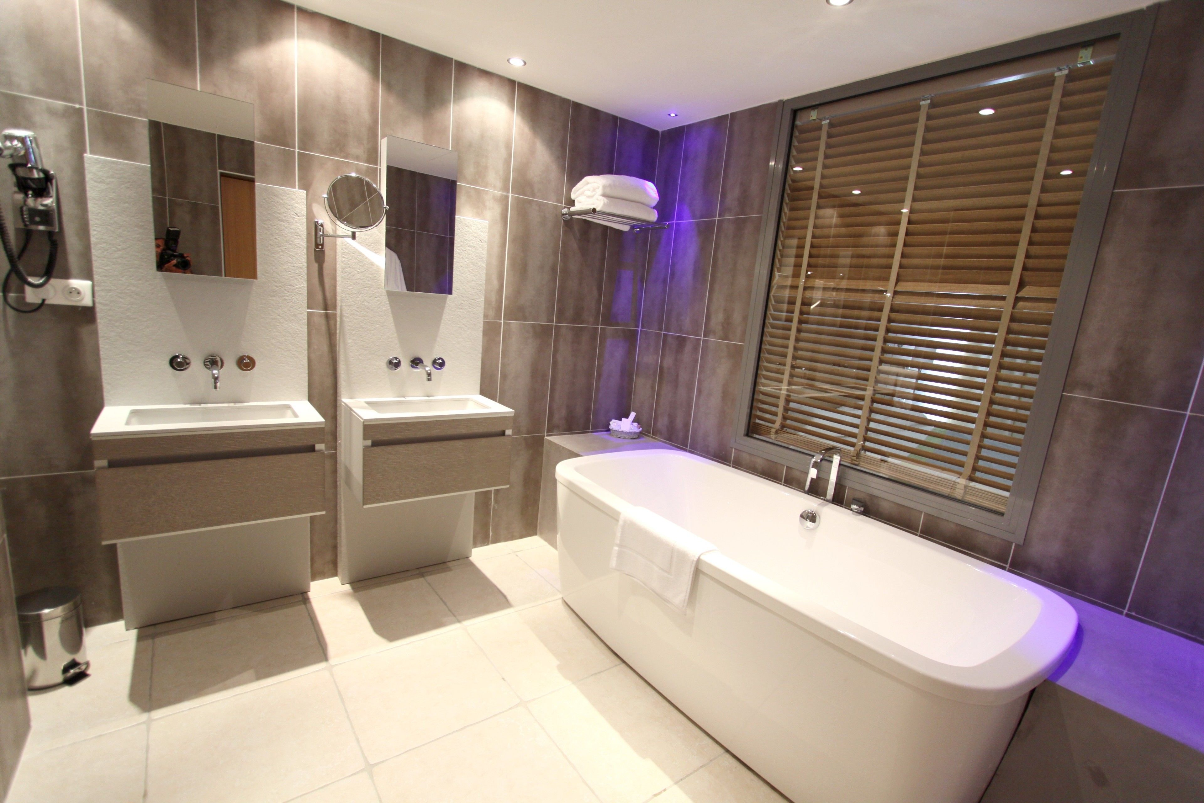 junior suite, sea view | bathroom | free toiletries, hair dryer, bathrobes, slippers