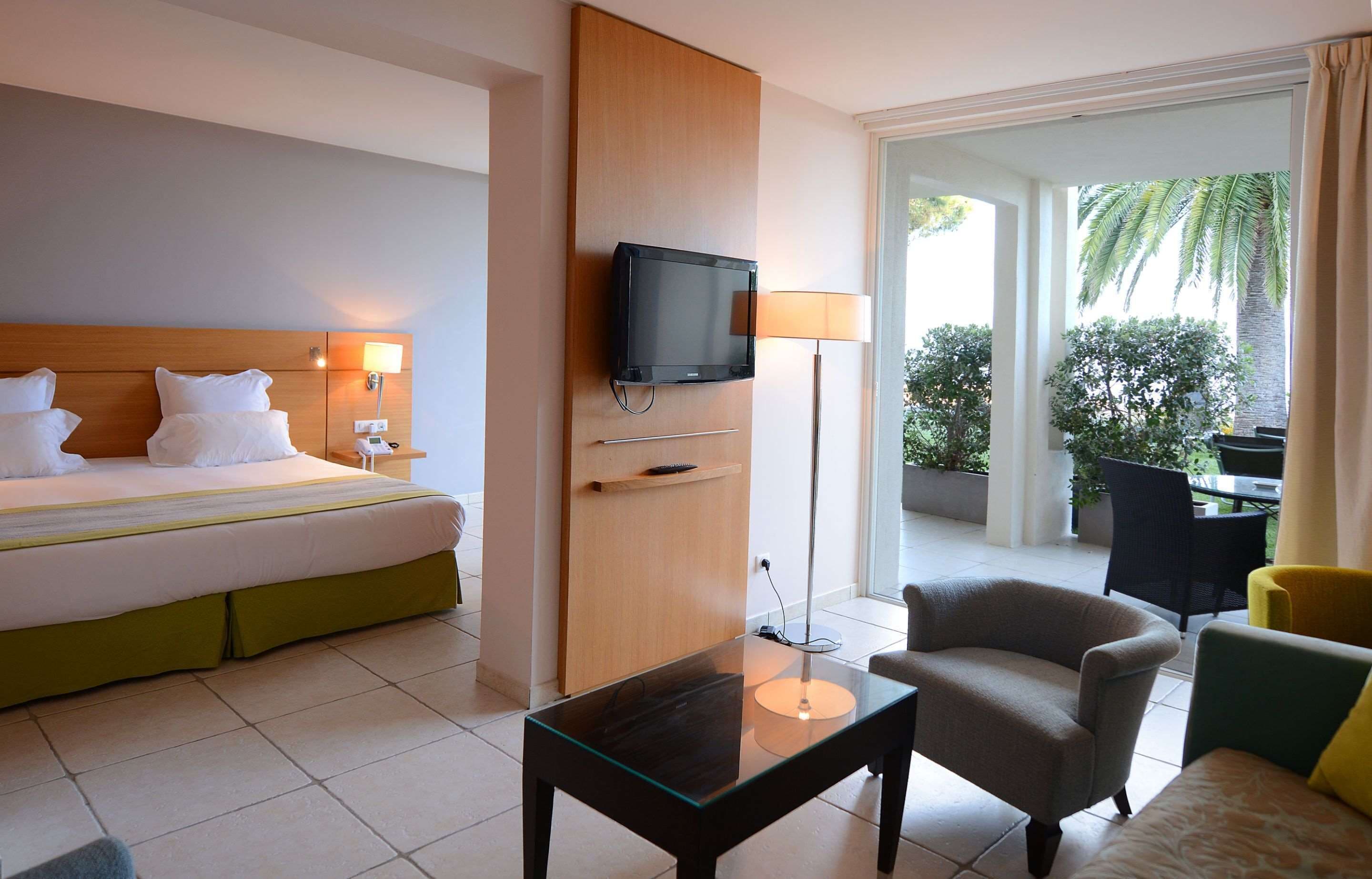 suite, sea view | minibar, in-room safe, desk, blackout curtains