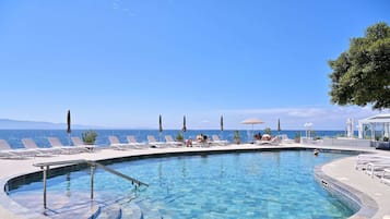 Outdoor pool, sun loungers