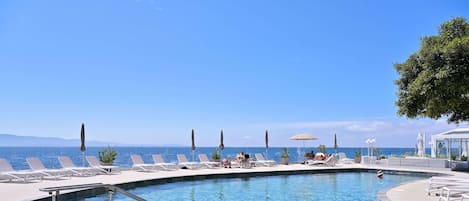 Piscina a l'aire lliure i gandules