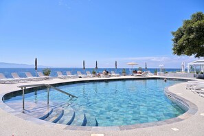 Outdoor pool, pool loungers - Hotel Dolce Vita (Ajaccio)