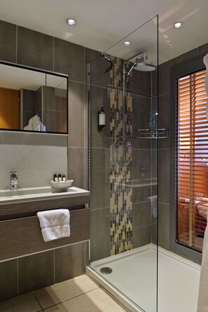 Chambre Double Privilège Vue Mer | Banheiro | Produtos de toalete grátis, secador de cabelo, roupões de banho 
