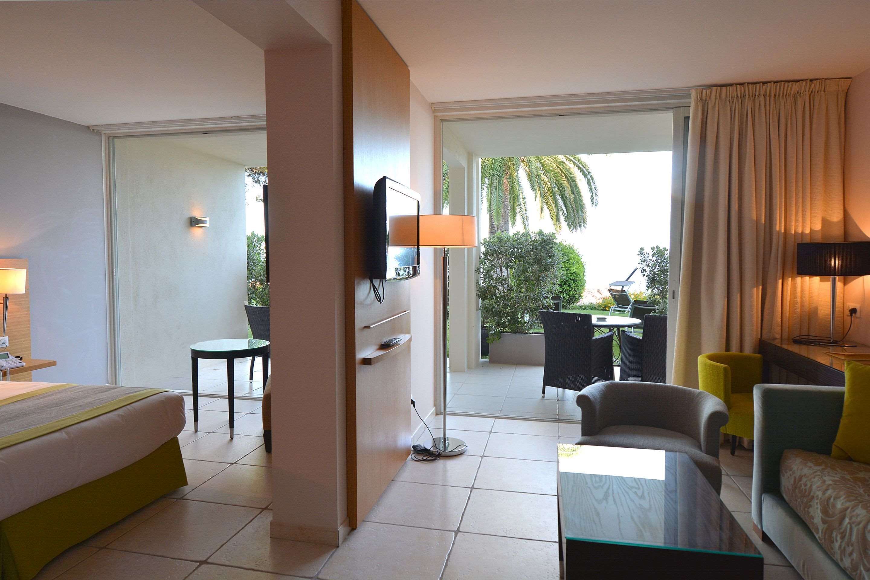 Suite, vue mer | Minibar, coffres-forts dans les chambres, bureau, rideaux occultants