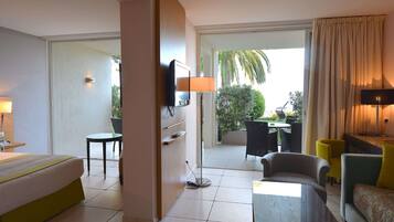 Suite, vue mer | Minibar, coffres-forts dans les chambres, bureau, rideaux occultants