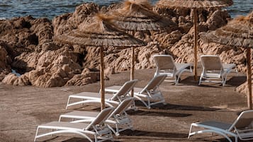 Plage, chaises longues, parasols, serviettes de plage