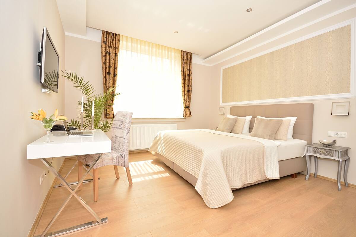 Bureau, rideaux occultants, chambres insonorisées, Wi-Fi gratuit