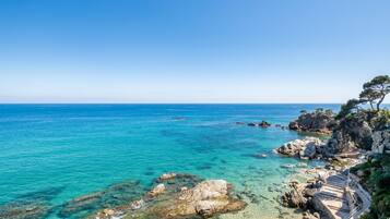 Habitació triple, vistes al mar | Caixa forta a l'habitació, mobiliari individual i escriptori