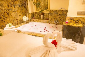 Articles de toilette gratuits, sèche-cheveux, serviettes fournies