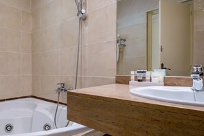 Quarto família (Standard) | Cofres nos quartos, individualmente mobiliados, escrivaninha
