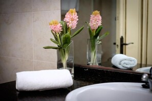Quarto triplo, vista para o mar | Banheiro | Produtos de toalete grátis, secador de cabelo, toalhas de banho 