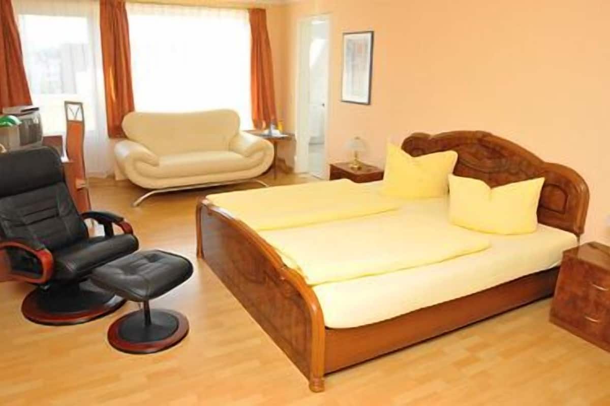 Junior Suite | Hypo-allergenic bedding available, in-room safe, desk, soundproofing