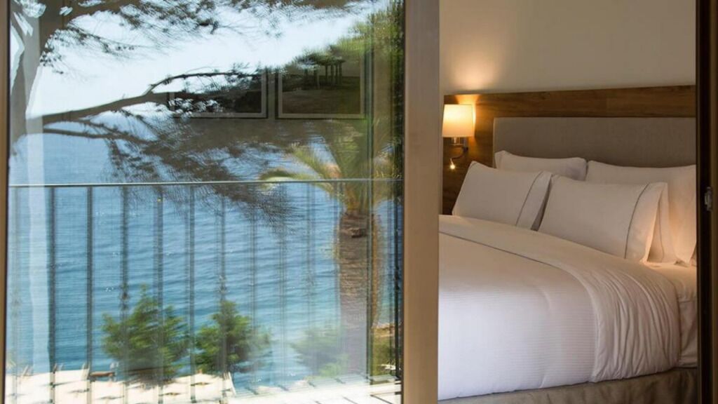 Double room with extra bed, sea view | In-room safe, desk, iron/ironing board, cribs/infant beds