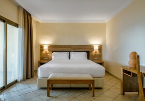 In-room safe, desk, iron/ironing board, cots/infant beds - Eden Roc Mediterranean Hotel & Spa (Sant Feliu de Guixols)