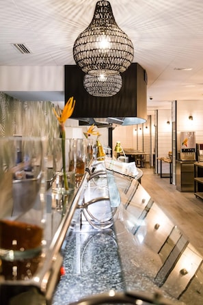 Petit déjeuner, déjeuner et dîner servis sur place