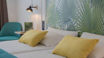 Caja de seguridad en la habitación, escritorio y cunas