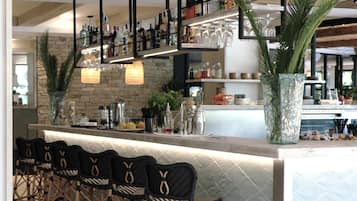 Bar junto a la piscina