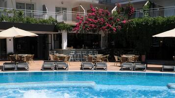 Una piscina al aire libre