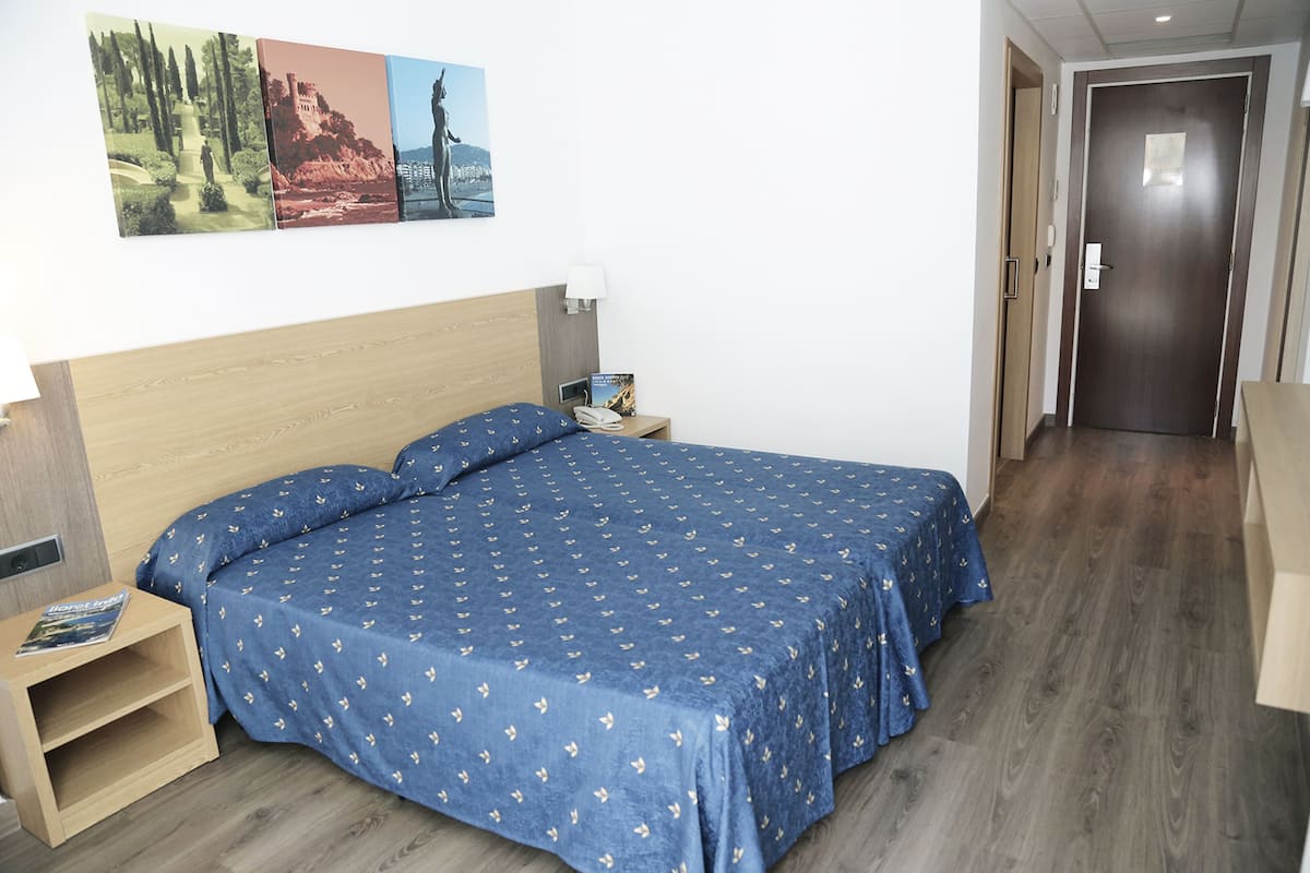 Economy-Doppelzimmer | Zimmersafe, Schreibtisch, Babybetten