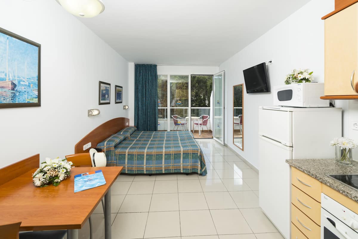 1 bedroom, in-room safe, blackout drapes, free cribs/infant beds