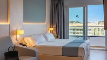 1 sovrum, vÀrdeförvaringsskÄp pÄ rummet och mörklÀggningsgardiner