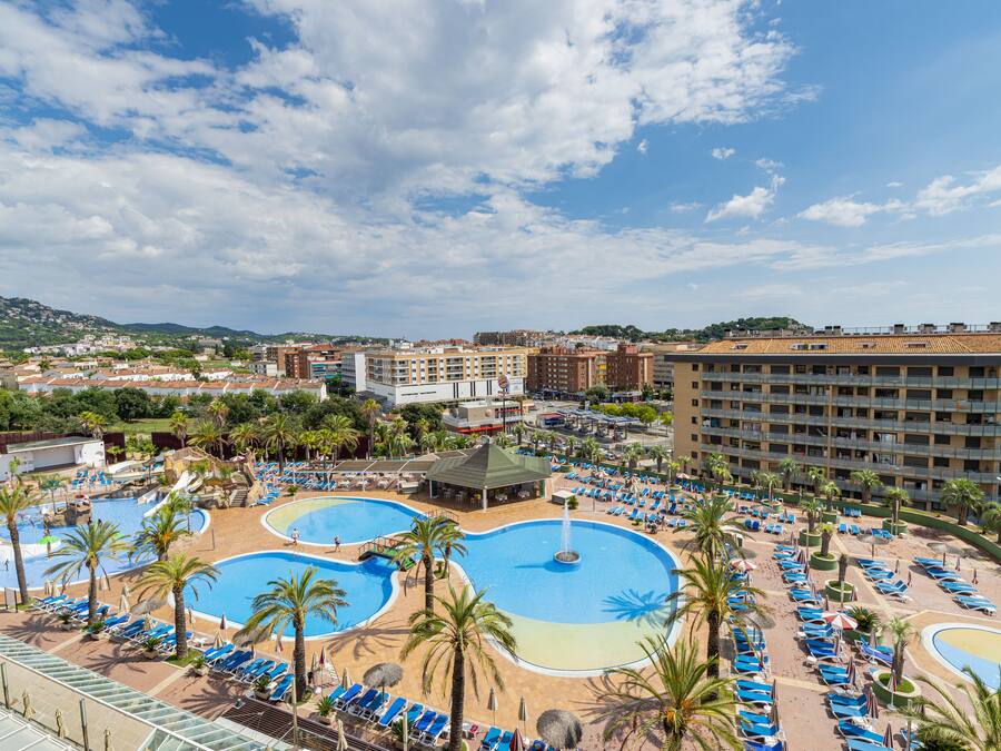Innenpool, Außenpool, Sonnenschirme, Liegestühle