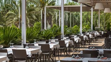 Frukost, lunch och middag serveras