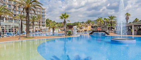 Piscine couverte, piscine extérieure, parasols de plage, chaises longues