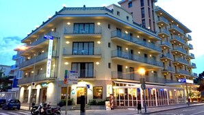 Front of property - evening/night - Hotel Stella Maris (Blanes)