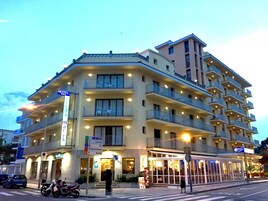 Fassade der Unterkunft – Abend/Nacht