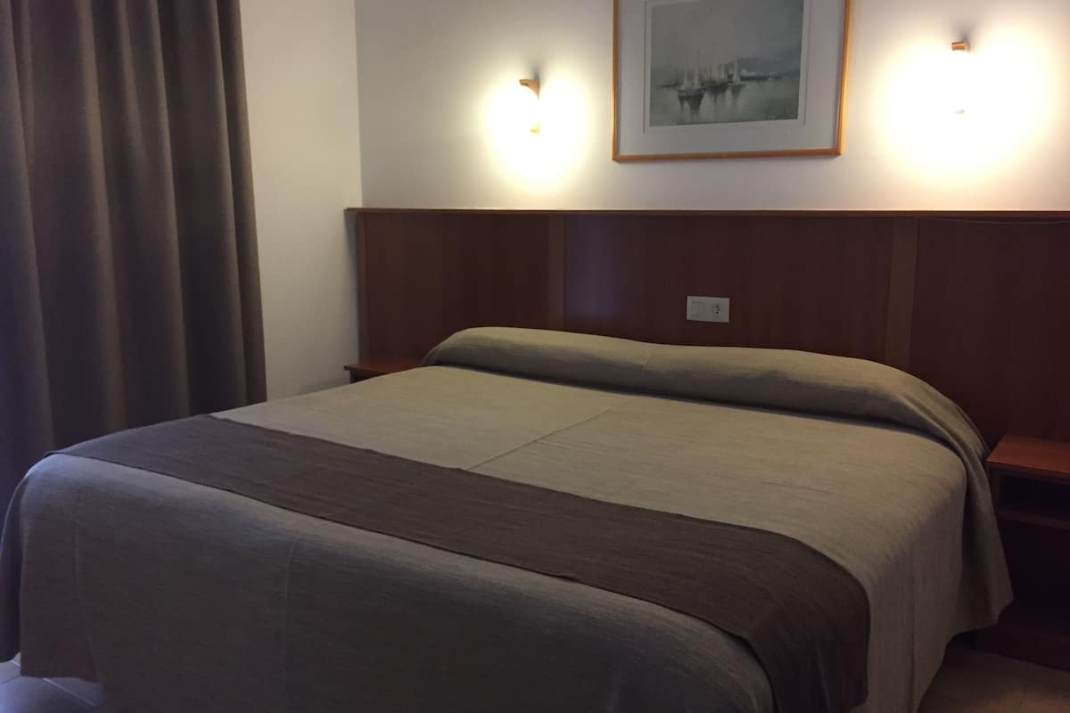 1 bedroom, blackout drapes, cribs/infant beds, bed sheets