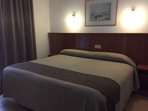 Blackout curtains, cots/infant beds, bed sheets - Hotel Stella Maris (Blanes)