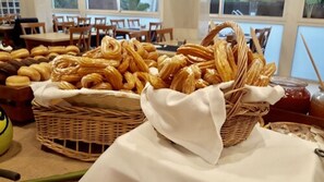 Breakfast and dinner served