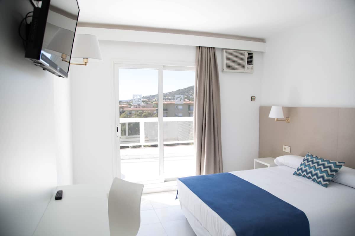 Desk, free cribs/infant beds, free WiFi, bed sheets