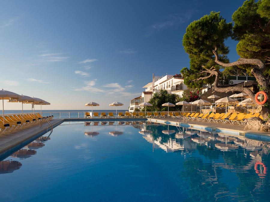 Outdoor pool, pool umbrellas, sun loungers