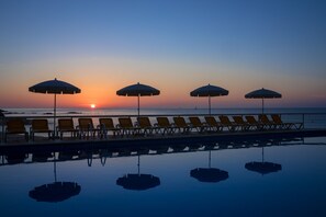 Piscina all'aperto, ombrelloni da piscina, lettini